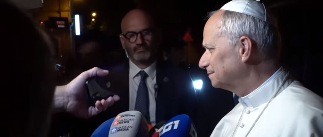 Leo XIV. gab gestern ein spontanes Interview zu zahlreichen aktuellen Themen und mit einigen Irritationen