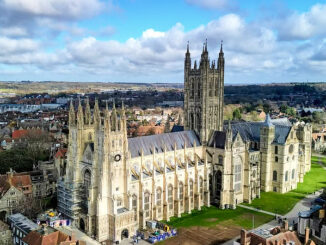 Die Kathedrale von Canterbury, fast tausend Jahre eine katholische Kirche und Sitz eines katholischen Bischofs, ist seit 1536 anglikanisch. Mit Jahresbeginn 2026 wird erstmals eine "Bischöfin" in ihr Amt eingeführt