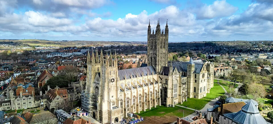 Die Kathedrale von Canterbury, fast tausend Jahr eine katholische Kirche und Sitz eines katholischen Bischofs, ist seit 1536 anglikanisch. Mit Jahresbeginn 2016 wird erstmals eine "Bischöfin" in ihr Amt eingeführt