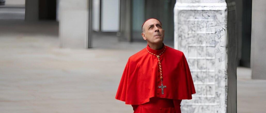 Selbstverliebtheit eines Karidnals? Nicht nur Regierende haben ihre Fotografen, um sich ins Bild zu setzen. Kardinal "Tucho" Fernández bei einem Aufenthalt in London im Juni 2024