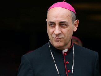 Auf Kardinal Victor Manuel Fernández konzentriert sich zunehmend der Fokus: Wird seine Person zur Richtungsentscheidung im Pontifikat von Leo XIV.?