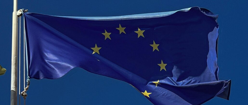 Kritiker sehen den Sündenfall der EU darin, daß nach der Wirtschaftsunion auch eine politische und neuerdings sogar eine militärische Union angestrebt wird.