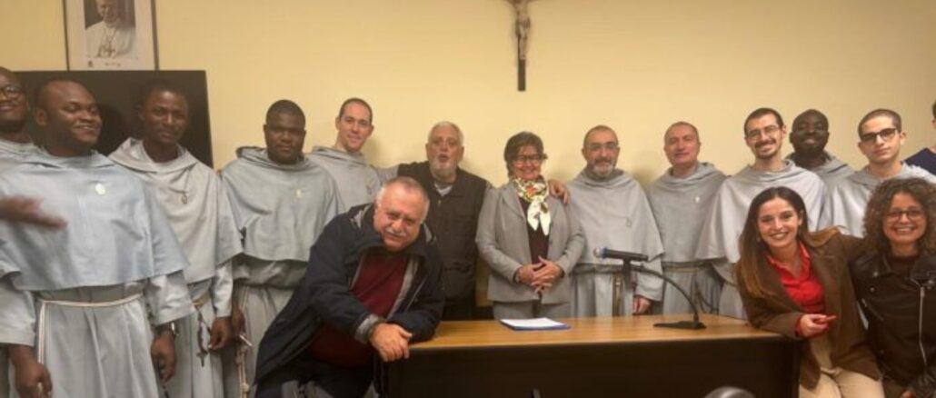 Seltsame Allianz: Im Kloster der Franziskaner der Immakulata wurde in Zusammenarbeit mit europäischen und kubanischen Kommunisten die "Universidad de la Paz" gegründet. Im Bild (6. l.) Luciano Vasapollo, (4. v. r.) P. Alfonso M. Bruni