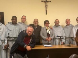 Seltsame Allianz: Im Kloster der Franziskaner der Immakulata wurde in Zusammenarbeit mit europäischen und kubanischen Kommunisten die "Universidad de la Paz" gegründet. Im Bild (6. l.) Luciano Vasapollo, (4. v. r.) P. Alfonso M. Bruni