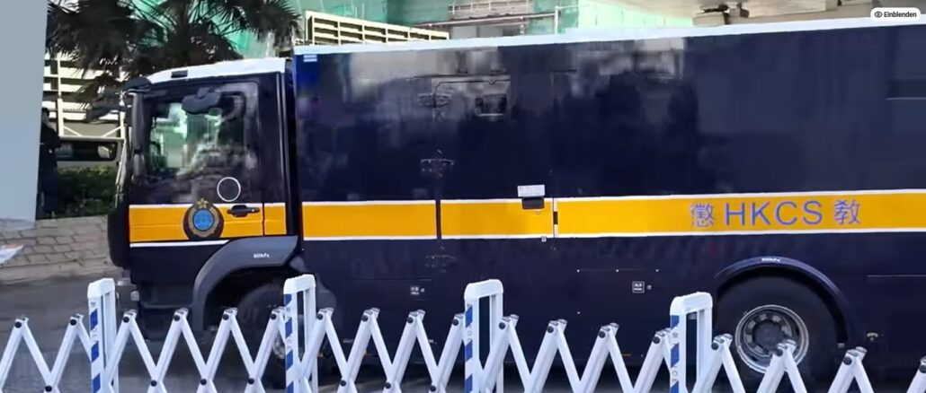 In dem gepanzerten Gefangenentransportfahrzeug wurde Jimmy Lai nach dem Schuldspruch abtransportiert. Das genaue Strafmaß wird in einer weiteren Verhandlung festgelegt werden.