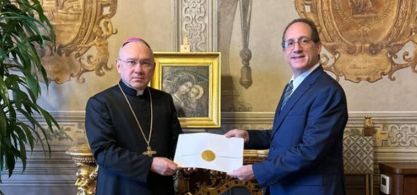 Leyde Ernesto Rodríguez Hernández, Kubas neuer Botschafter beim Heiligen Stuhl, wurde heute von Papst Leo XIV. empfangen. Bild: Die Überreichung des Akkreditierungsschreiben an Erzbischof Edgar Peña Parra, Substitut des Kardinalsstaatssekretärs