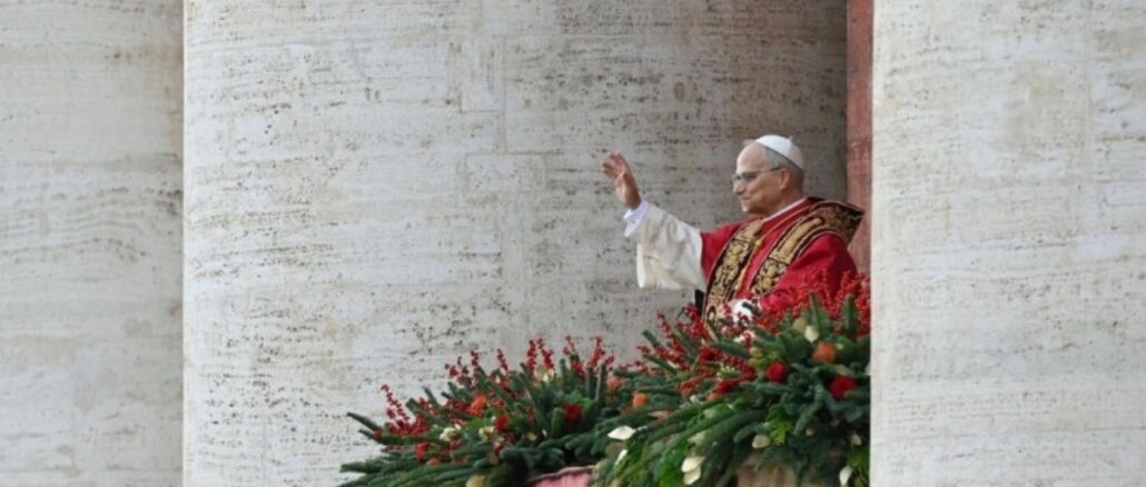 Papst Leo XIV. beim Segen Urbi et Orbi. Das Kirchenoberhaupt will Kardinal Tucho Fernández als Altlast loswerden, weiß aber noch nicht wie – heißt es in Rom.