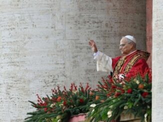 Papst Leo XIV. beim Segen Urbi et Orbi. Das Kirchenoberhaupt will Kardinal Tucho Fernández als Altlast loswerden, weiß aber noch nicht wie – heißt es in Rom.