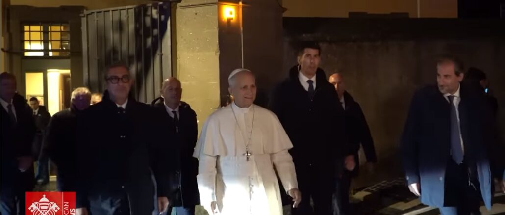 Papst Leo XIV. gab, als er gestern abend Castel Gandolfo verließ, den wartenden Journalisten einige Antworten, auch zu seinem Moschee-Besuch in Istanbul.