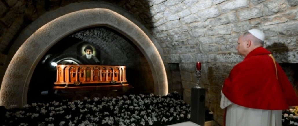 Leo XIV. am Grab des heiligen Scharbel