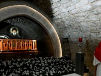 Leo XIV. am Grab des heiligen Scharbel