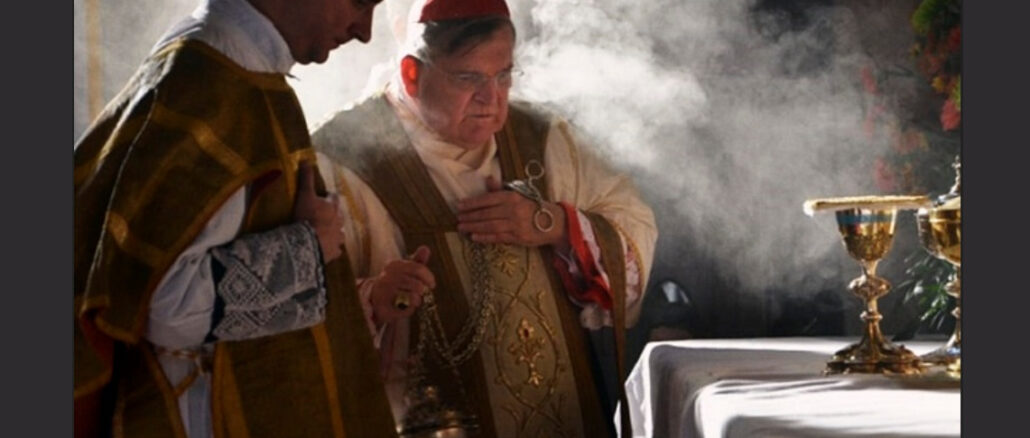 Kardinal Raymond Burke bei der Inzensierung des Altars zum Offertorium im überlieferten Römischen Ritus.