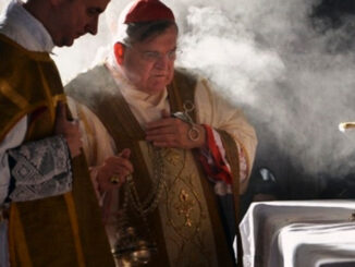 Kardinal Raymond Burke bei der Inzensierung des Altars zum Offertorium im überlieferten Römischen Ritus.