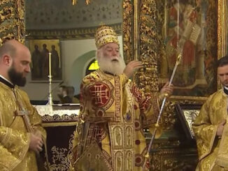 Ein orthodoxer Patriarch mit einer Tiara auf dem Haupt inzensierte am vergangenen Samstag Papst Leo XIV. in Konstantinopel
