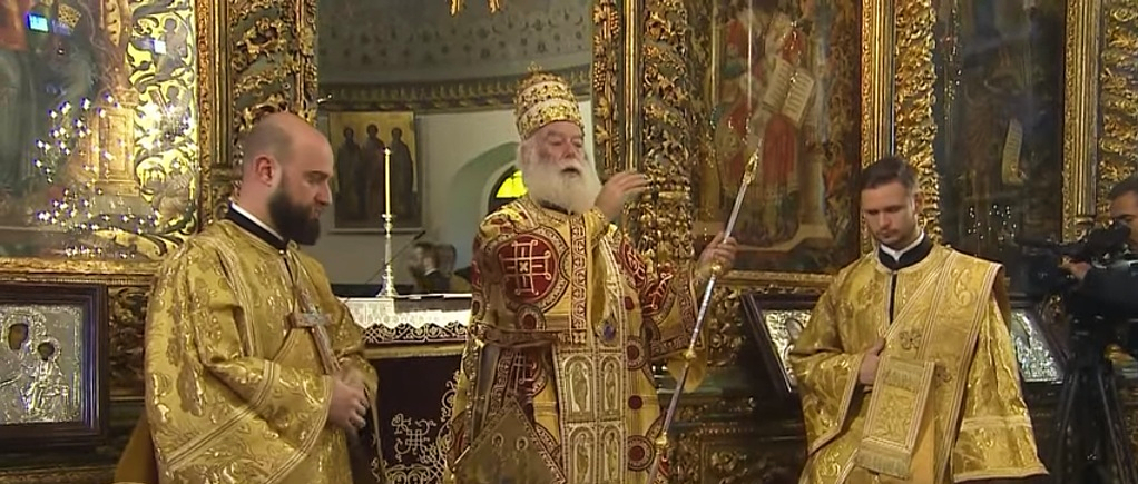 Ein orthodoxer Patriarch mit einer Tiara auf dem Haupt inzensierte am vergangenen Samstag Papst Leo XIV. in Konstantinopel