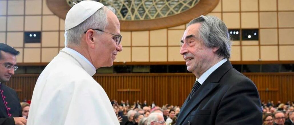 Papst Leo XIV. mit Maestro Riccardo Muti bei der Aufführung von Cherubinis Krönungsmesse im Vatikan