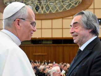 Papst Leo XIV. mit Maestro Riccardo Muti bei der Aufführung von Cherubinis Krönungsmesse im Vatikan