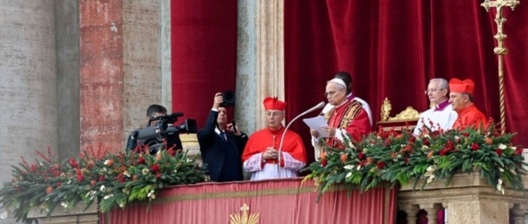 Am Christtag spendete Papst Leo XIV. den Segen Urbi et Orbi. Auf der Mittelloggia zeigte sich nicht nur Kardinalprotodiakon Dominique Mamberti, sondern auch Kardinal Mario Gerch, der Generalsekretär der Synode, die einst die Bischofssynode war