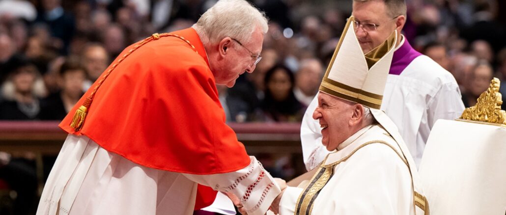 Arthur Roche, Präfekt des Gottesdienstdikasteriums und erklärter Gegner des überlieferten Römischen Ritus, mit Papst Franziskus, der ihn auf diesen Posten setzte und zum Kardinal kreierte
