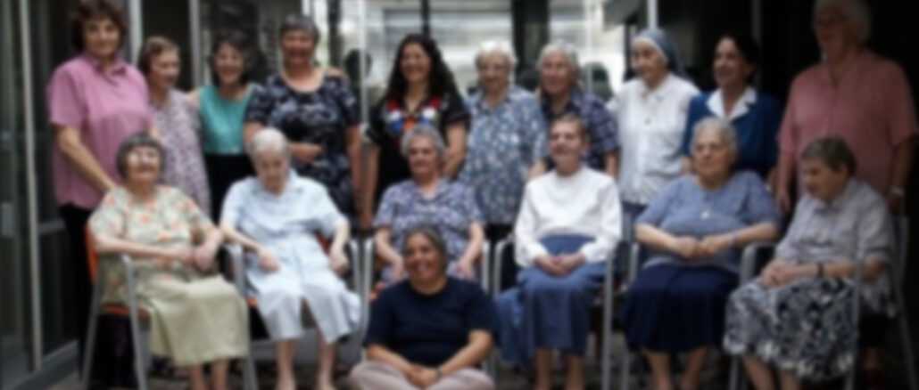 Angehörige eines aussterbenden Ordens (das Bild wird absichtlich unscharf gezeigt, da es um das Symptom, nicht um die einzelnen, ohnehin unbekannten Personen geht)