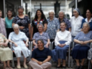 Angehörige eines aussterbenden Ordens (das Bild wird absichtlich unscharf gezeigt, da es um das Symptom, nicht um die einzelnen, ohnehin unbekannten Personen geht)