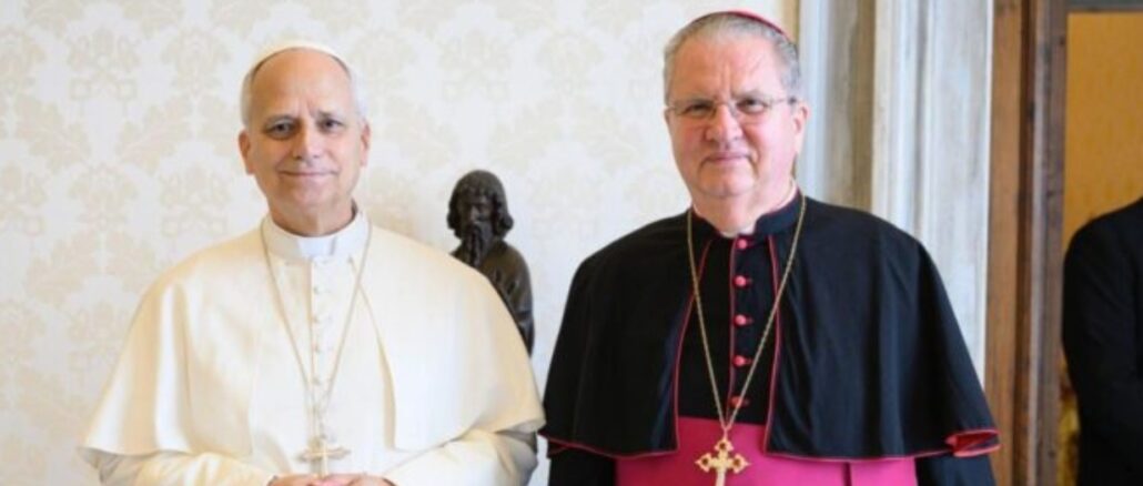 Papst Leo XIV. nahm den altersbedingten Rücktritt von Msgr. Rifan, dem formal einzigen traditionalistischen Bischof der Kirche, an. Im Bild Msgr. Rifan mit Papst Leo im November 2025