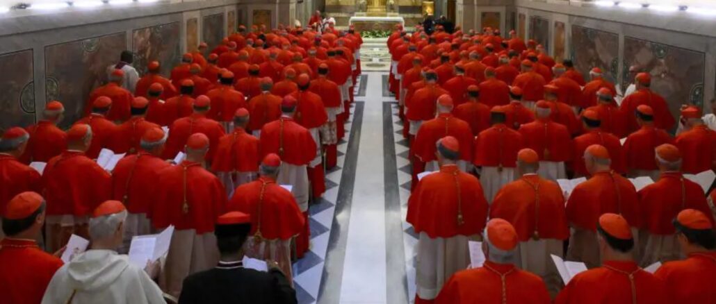 Leo XIV. ließ einerseits zu, die Liturgiefrage demokratisch von der Konsistoriums-Tagesordnung zu streichen. Er ließ aber andererseits auch zu, daß Kardinal Roche allen Purpurträgern seine Überlegungen zur Liturgiefrage vorlegen konnte. Zwei Bewgungen in die falsche Richtung.