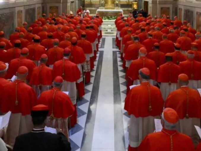 Leo XIV. ließ einerseits zu, die Liturgiefrage demokratisch von der Konsistoriums-Tagesordnung zu streichen. Er ließ aber andererseits auch zu, daß Kardinal Roche allen Purpurträgern seine Überlegungen zur Liturgiefrage vorlegen konnte. Zwei Bewgungen in die falsche Richtung.