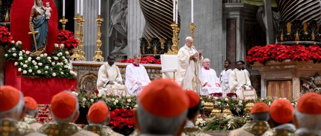Leo XIV. eröffnet heute ein außerordentliches Kardinalskonsistorium. Er will Dokumente seines Vorgängers diskutieren, aber sich methodisch von diesem auch ein gutes Stück distanzieren. In den kommenden beiden Tagen wird sich zeigen, wieviel Bergoglio im neuen Pontifikat steckt.