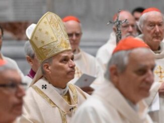 Leo XIV. zwischen Kardinälen heute morgen im Petersdom