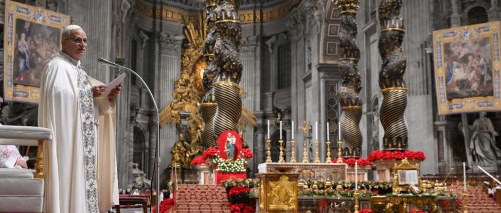 Leo XIV. beim Te Deum im Petersdom zum Abschluß des ersten außerordentlichen Konsistoriums seines Pontifikats