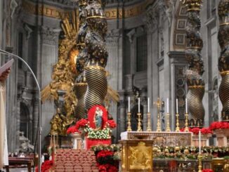 Leo XIV. beim Te Deum im Petersdom zum Abschluß des ersten außerordentlichen Konsistoriums seines Pontifikats