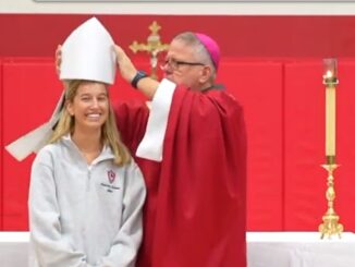 Bischof Michael Martin OFMConv. würgt im Namen der "liturgischen Einheit" den überlieferten Ritus und den knienden Kommunionempfang ab, zeigt selbst aber einen seltsamen Umgang mit seinen liturgischen Insignien. Am 29. August 2024 setzte er scherzhaft während der Predigt einer Studentin seine Mitra auf.