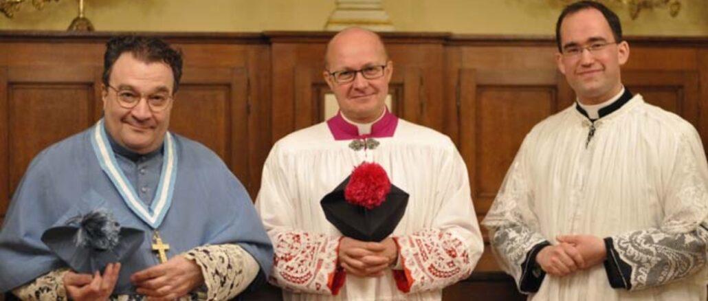 Msgr. Marco Agostini, der von Papst Leo XIV. entlassene, traditionsverbundene Päpstliche Zeremoniar, im Bild zusammen mit dem Generaloberen des Instituts Christus König und Hohepriester und Kanonikus Guitard.