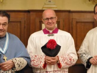 Msgr. Marco Agostini (Mitte), der von Papst Leo XIV. entlassene, traditionsverbundene Päpstliche Zeremoniar, im Bild zusammen mit dem Generaloberen des Instituts Christus König und Hohepriester Msgr. Gilles Wach (links) und Kanonikus Guitard.