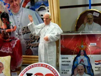 Der Papst ist der Stellvertreter des Petrus auf Erden. Sein Auftrag ist es, treu das Glaubensgut zu bewahren und die Brüder im Glauben zu stärken. Papolatrie gehört nicht zum Papstamt.