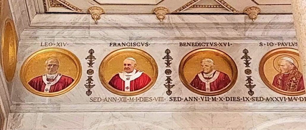 Das Mosaikmedaillon von Leo XIV. wurde in der Patriarchalbasilika Sankt Paul vor den Mauern angebracht und ist seit gestern abend beleuchtet