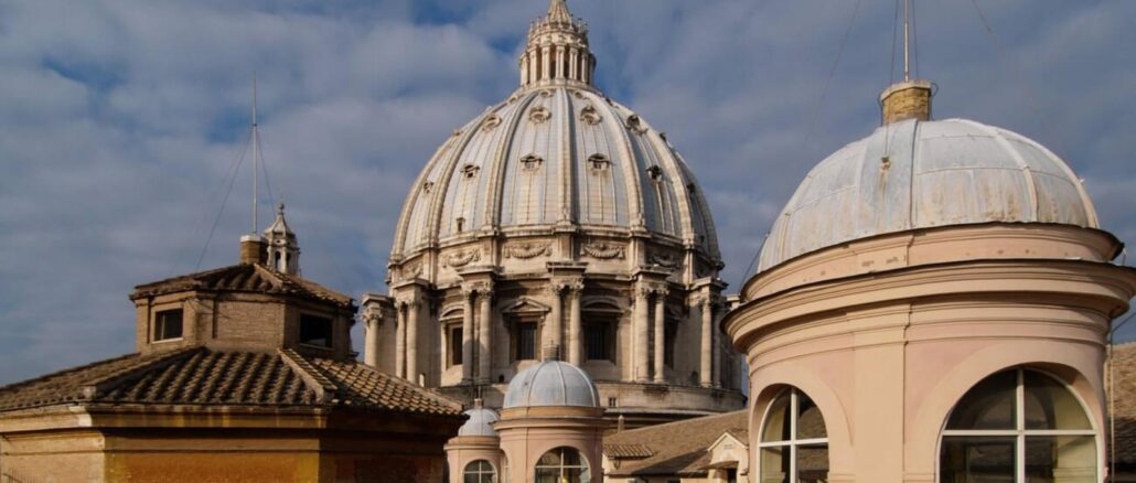 Auf der Dachterrasse des Petersdoms könnte demnächst ein Bistró eröffnen. Was ungewöhnlich klingt, ist es allerdings gar nicht.