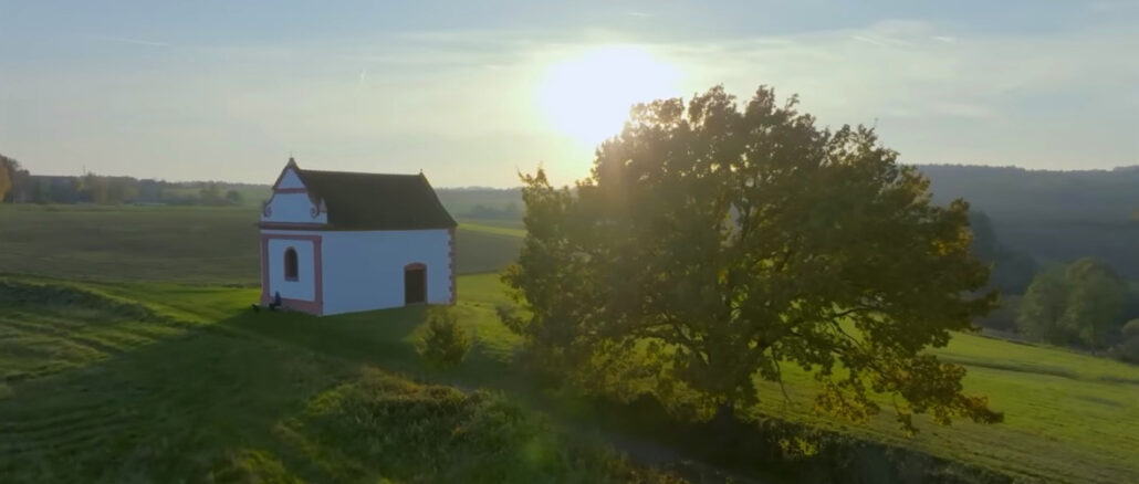 Der Passionsweg und das Lauretanische Haus von Řimau laden zu einem Besuch ein.
