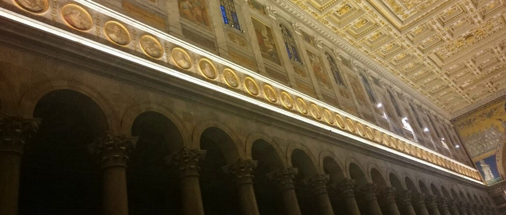 Die ununterbrochene Papstreihe in Sankt Paul vor den Mauern ist kulturhistorisch einzigartig. Demnächst wird das 267. Medaillon, jenes von Leo XIV., angebracht werden.