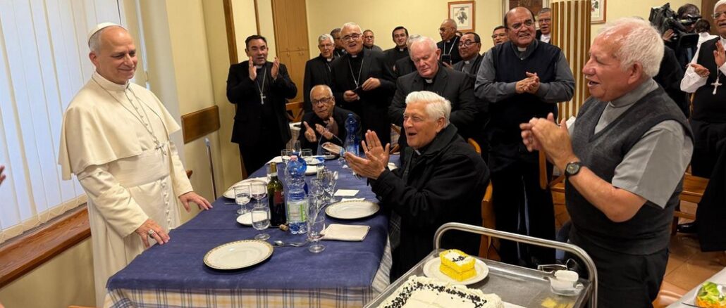 Papst Leo XIV. besuchte überraschend Perus Bischöfe beim Mittagessen in Rom