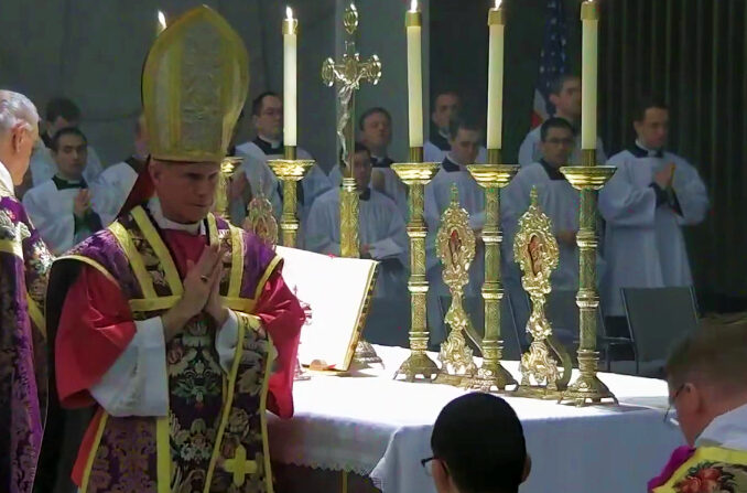 Bischof Joseph Strickland bei der Zelebration im überlieferten Römischen Ritus