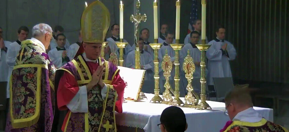 Bischof Joseph Strickland bei der Zelebration im überlieferten Römischen Ritus