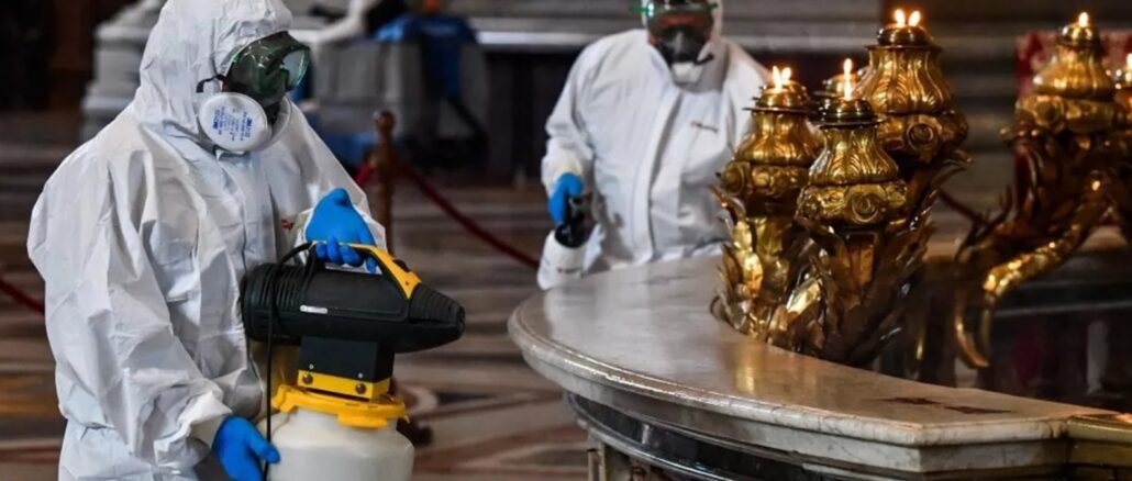 Desinfizierung des Petersdoms (hier der Confessio mit dem Petrusgrab) nach der mehrmonatigen Schließung während der Corona-Pseudopandemie