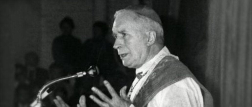 Erzbischof Marcel Lefebvre, Gründer und erster Generaloberer der Piusbruderschaft, weihte 1988 unter Berufung auf einen Notstand vier Bischöfe ohne Ernennung durch den Papst