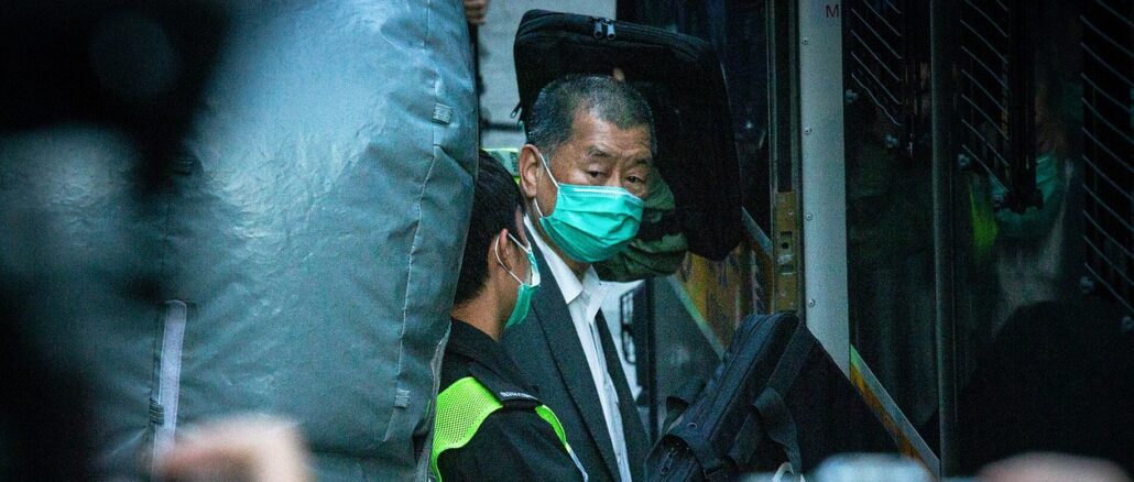 Jimmy Lai wurde von einem politisch besetzten Hongkonger Gericht zu 20 Jahren Gefängnis verurteilt. Kardinal Zen war trotz seines hohen Alters zur Urteilsverkündung erschienen, um Lai zu unterstützen
