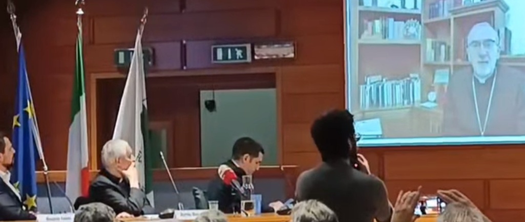 Kardinal Pizzaballa (rechts im Bild), der Lateinische Patriarch von Jerusalem, übte gestern deutliche Kritik an der internationalen Gemeinschaft. Bildmitte: Kardinal Zuppi, Vorsitzender der Italienischen Bischofskonferenz, rechts von ihm Michele De Pascale, der Regierungschef der Emilia-Romagna