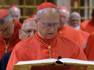 Kardinal Robert Prevost im Moment seiner Eidesleistung beim Eintritt in das Konklave