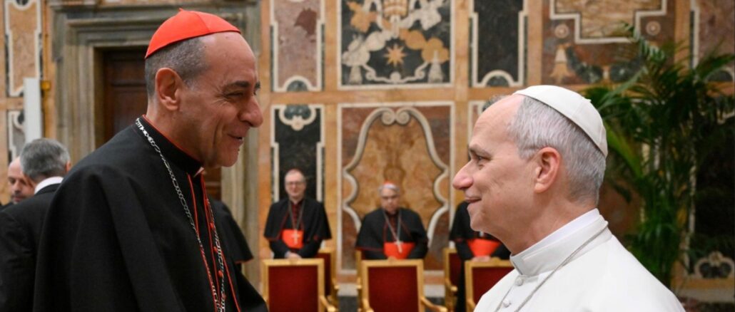 Leo XIV. mit Kardinal Victor Manuel Fernández, Präfekt des römischen Glaubensdikasteriums und Autor des ablehnenden Schreibens an die Priesterbruderschaft St. Pius X.