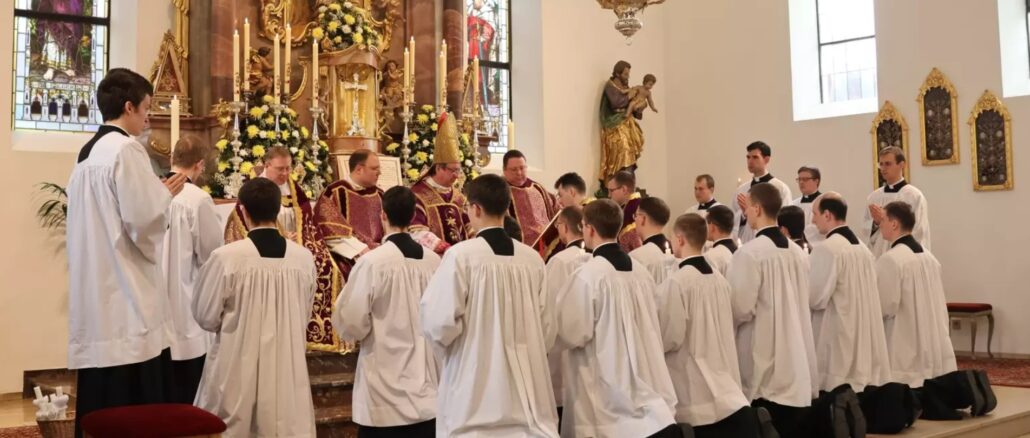 Msgr. Alfonso de Galarreta, einer der beiden verbliebenen Bischöfe der Piusbruderschaft, spendete am vergangenen Sonntag in Zaitzkofen die Niederen Weihen.